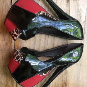 Size 7- faux leather platform heels 👠